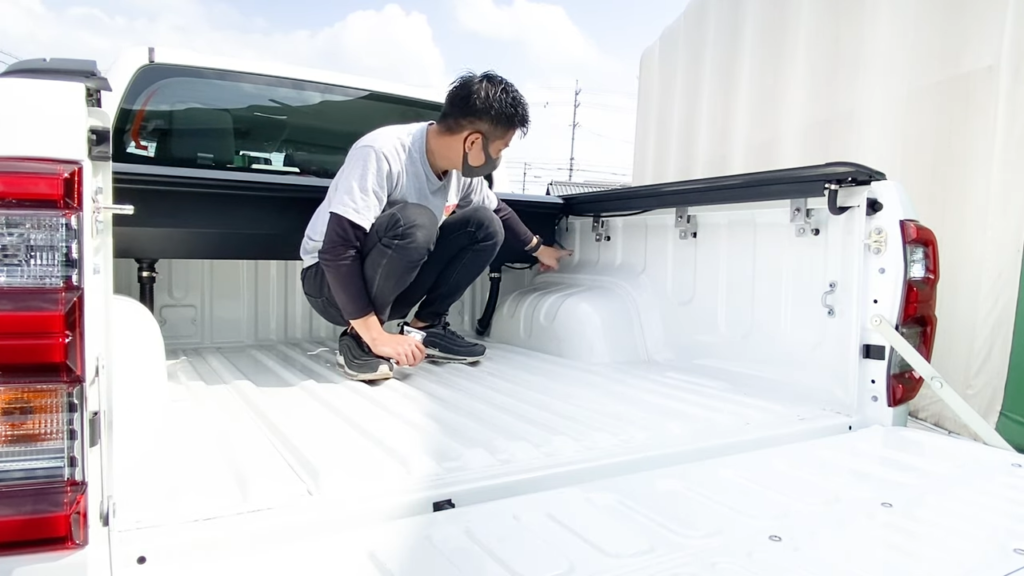 パーツ紹介】高級感あふれる電動シャッター式トノカバーを紹介｜受注 