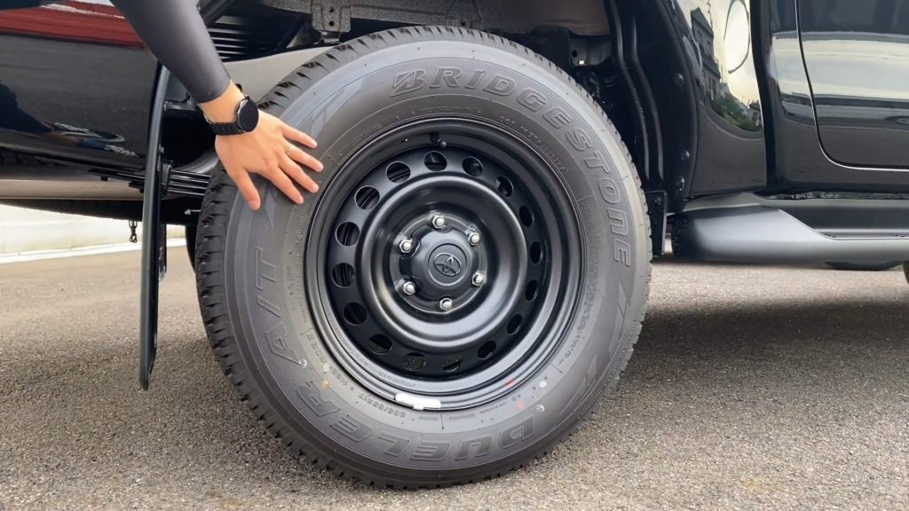 車紹介】ハイラックスはXグレードで十分？｜Zグレードとの違いを