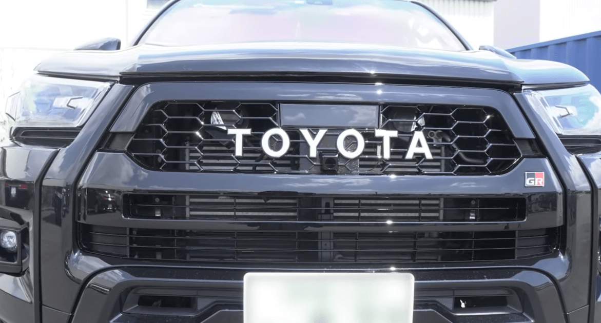 TOYOTA おろす ハイラックス GR純正バンパー