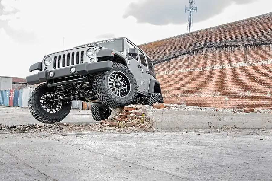 【ROUGH COUNTRY(ラフカントリー)日本正規輸入総代理店】 4インチ リフトアップサスキット 左ハンドル用 JEEP ジープ JK  ラングラー 4ドア用 2007年～2018年